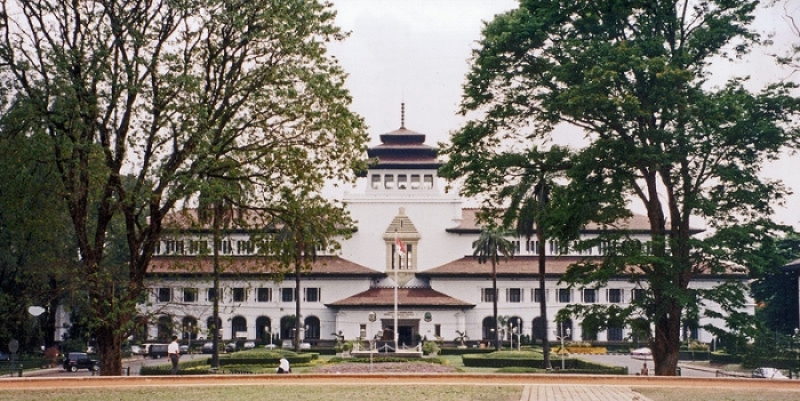 Gedung Sate, ciri khasnya berupa ornamen tusuk sate pada menara sentralnya